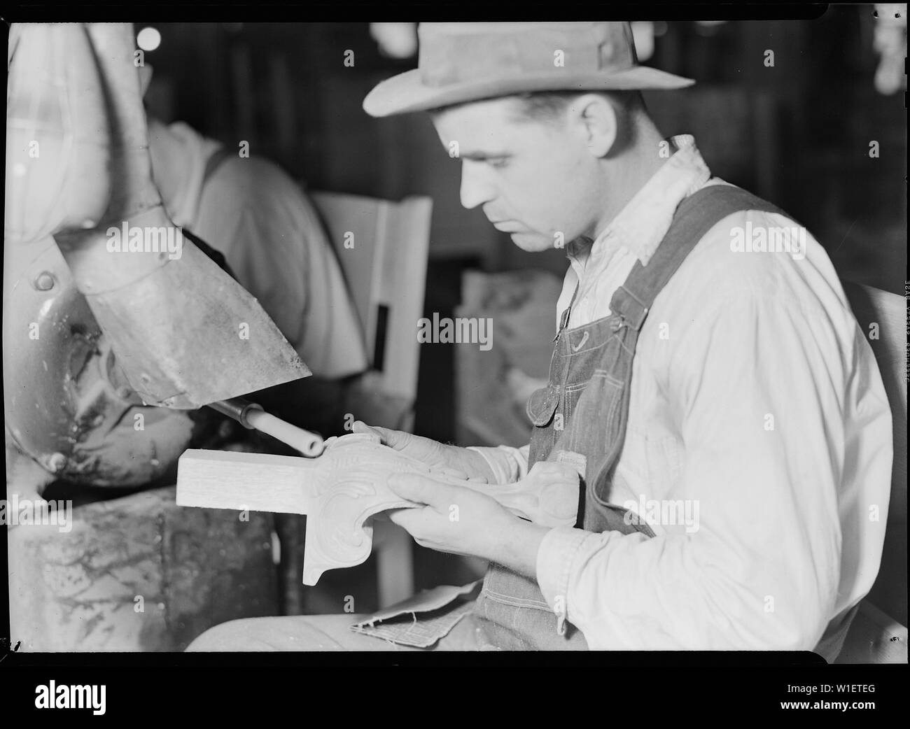 High Point, North Carolina - Upholstering. Tomlinson Chair Manufacturing Co. Spindle sander - chair leg - showing man and machine in operation Stock Photo