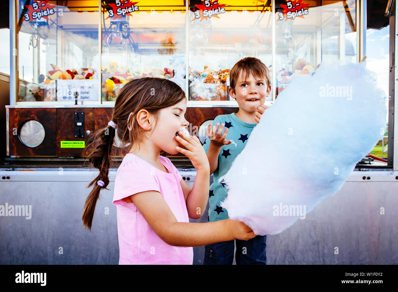 Family amusement park cotton candy hi-res stock photography and images ...