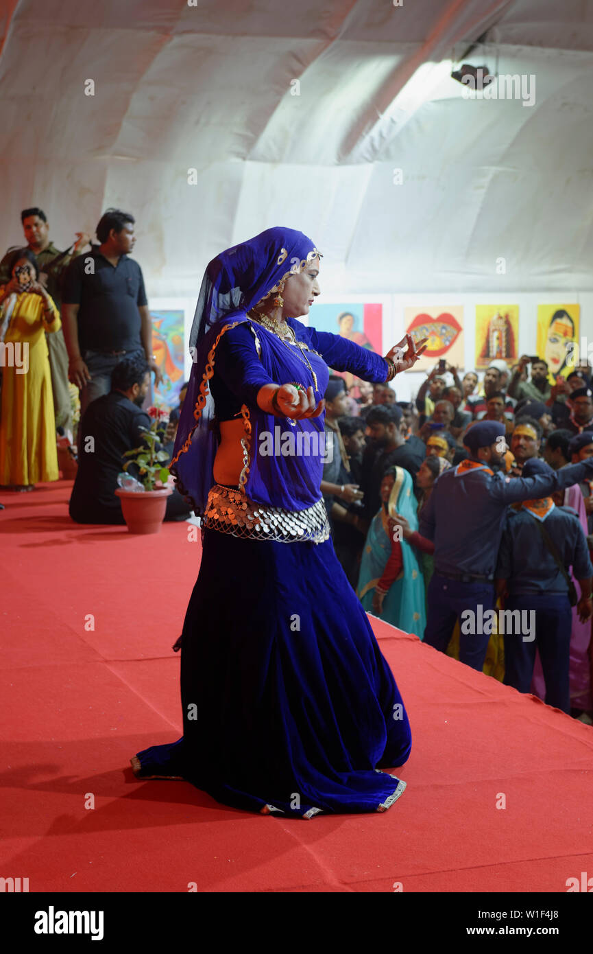 Dancing member of the Hijra community, For editorial use only, Allahabad Kumbh Mela, World’s largest religious gathering, Uttar Pradesh, India Stock Photo