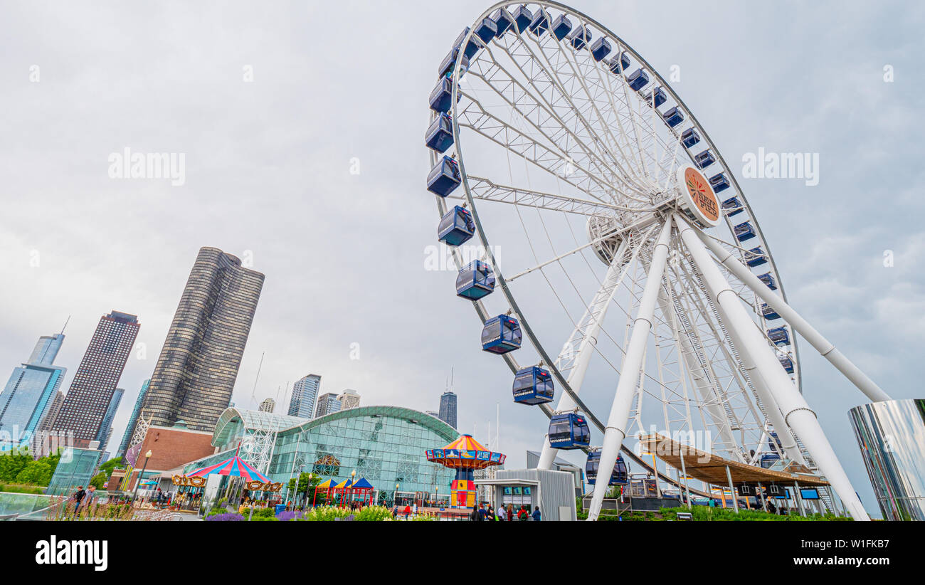 Ferris wheel chicago river hi-res stock photography and images - Alamy