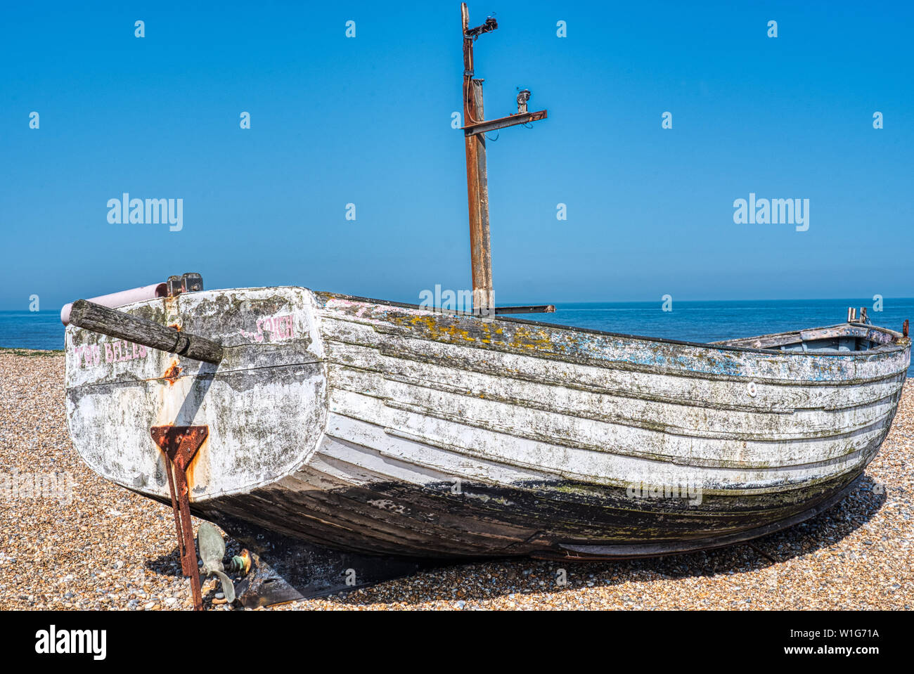 Fishing boatt on the shingle beach at Aldeburgh, Suffolk, UK Stock Photo