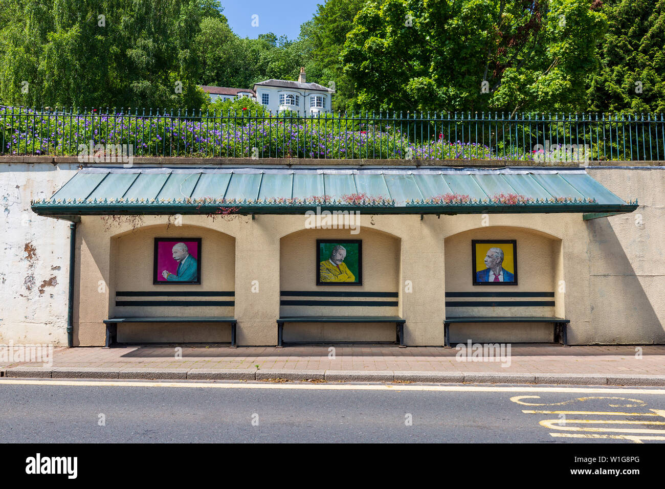 The 1930s bus shelter with Banksy-style artwork of Edward Elgar below the Rose Garden at Great Malvern, Worcestershire, England Stock Photo
