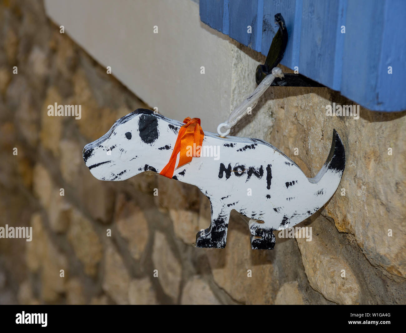 Amusing hand-made dog sign indicating 'Non!' (no dog mess) in private roadside garden, Vienne, France. Stock Photo