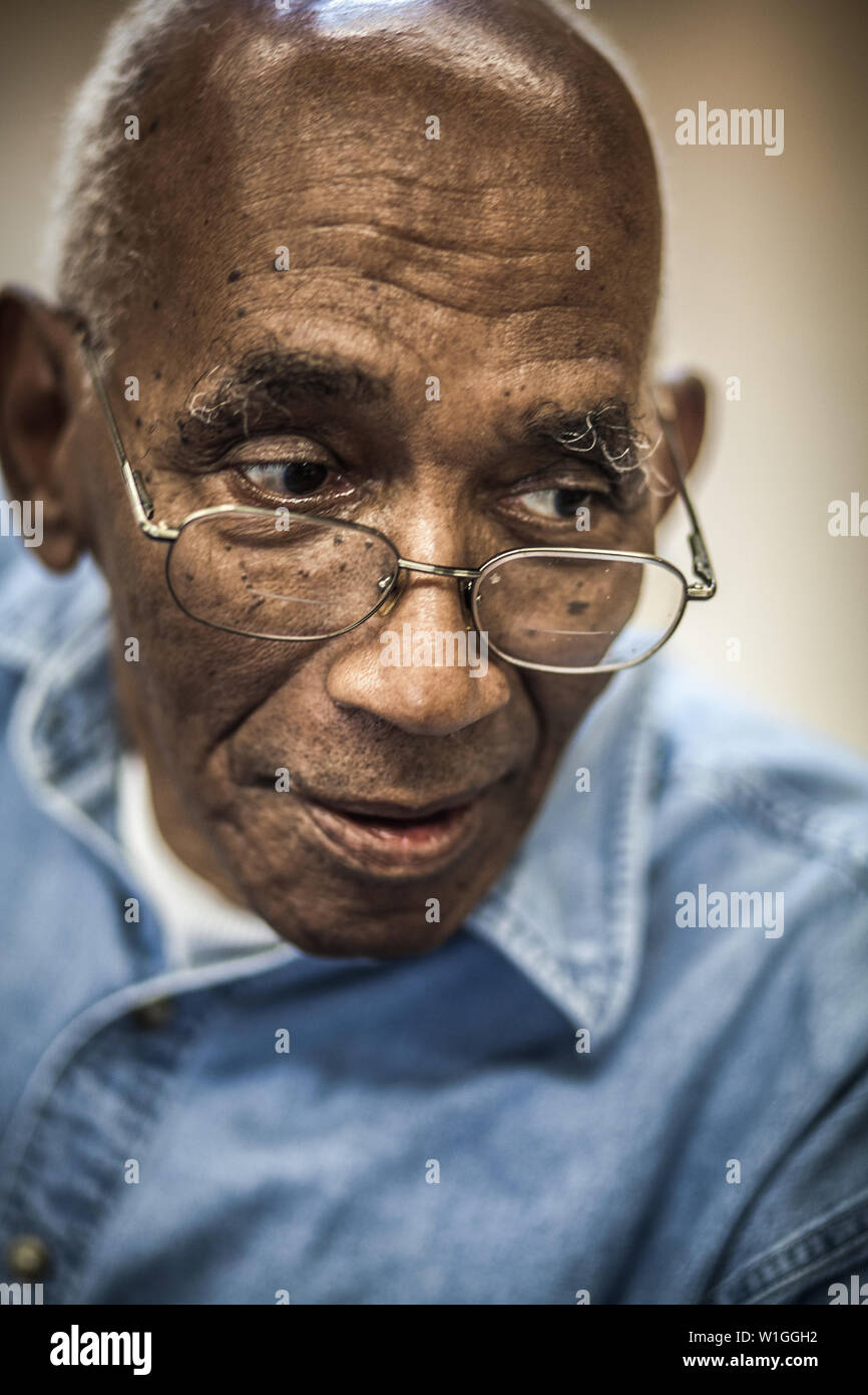 Old african american man serious hi-res stock photography and images ...