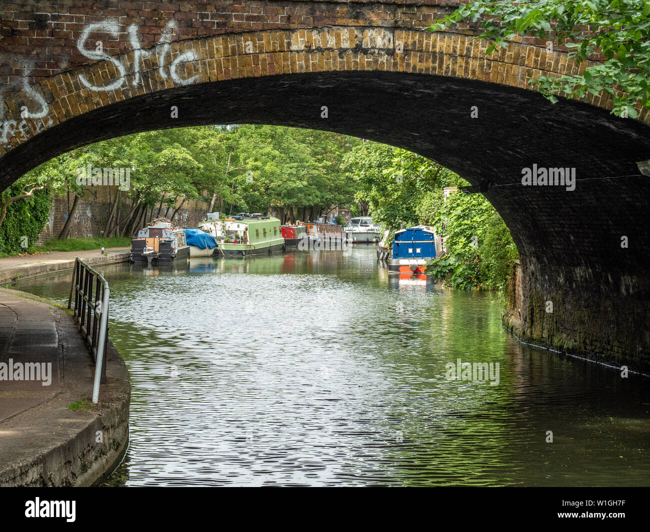 Regents canal narrowboat hi-res stock photography and images - Alamy