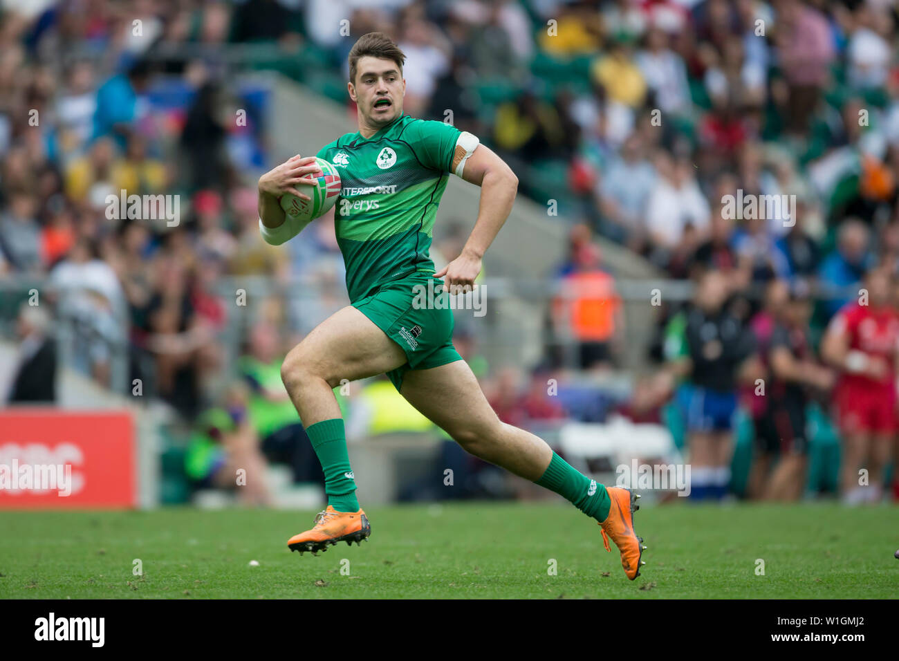 26 May 2019, Great Britain, London: The penultimate tournament of the HSBC World Rugby Sevens Series on 25 and 26 May 2019 in London (GB). Experiment for Ireland by Bryan Mollen (Ireland, 12). Photo: Jürgen Kessler/dpa Stock Photo
