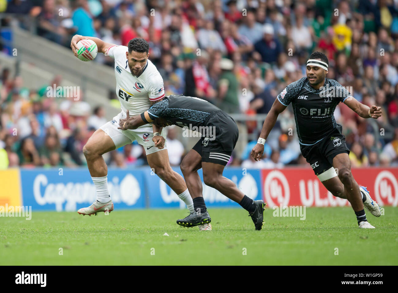 London, UK. 26th May, 2019. The penultimate tournament of the HSBC World Rugby Sevens Series on 25 and 26 May 2019 in London (GB). Martin Iosefo (USA, 12) is held by Waisea Nacuqu (Fiji, 8). Credit: Jürgen Kessler/dpa/Alamy Live News Stock Photo