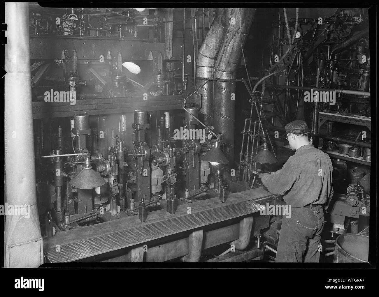 Glass blowing machine hires stock photography and images Alamy