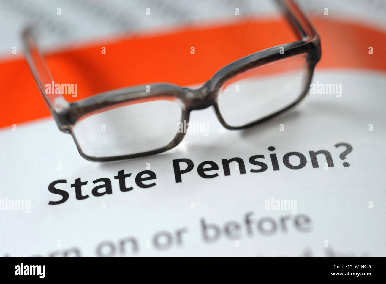 STATE PENSION LEAFLET WITH SPECTACLES RE PENSIONS OLD AGE PENSIONERS INCOME RETIREMENT ETC UK Stock Photo