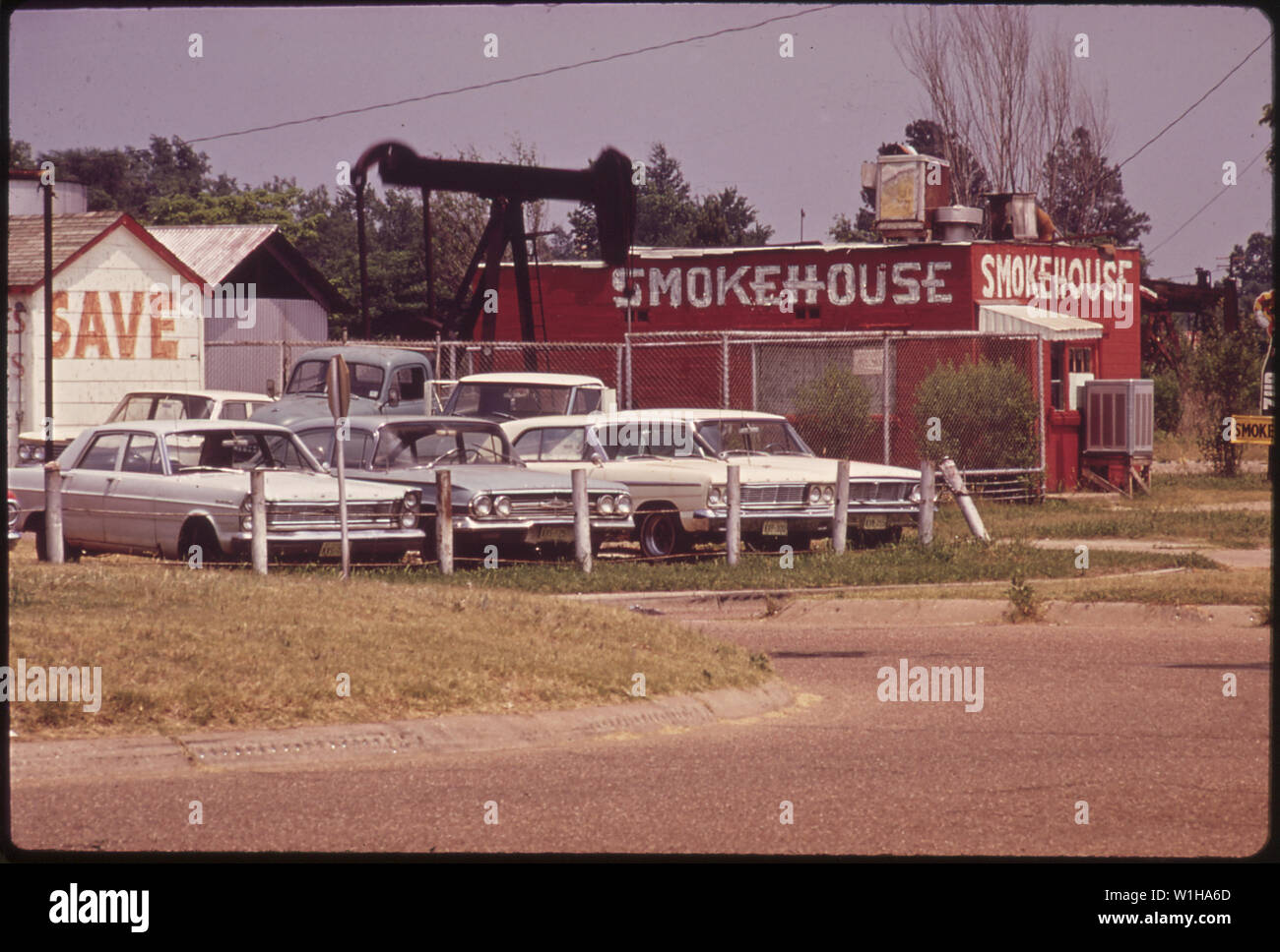 OIL DERRICK BESIDE RESTAURANT AND USED CAR LOT Stock Photo Alamy