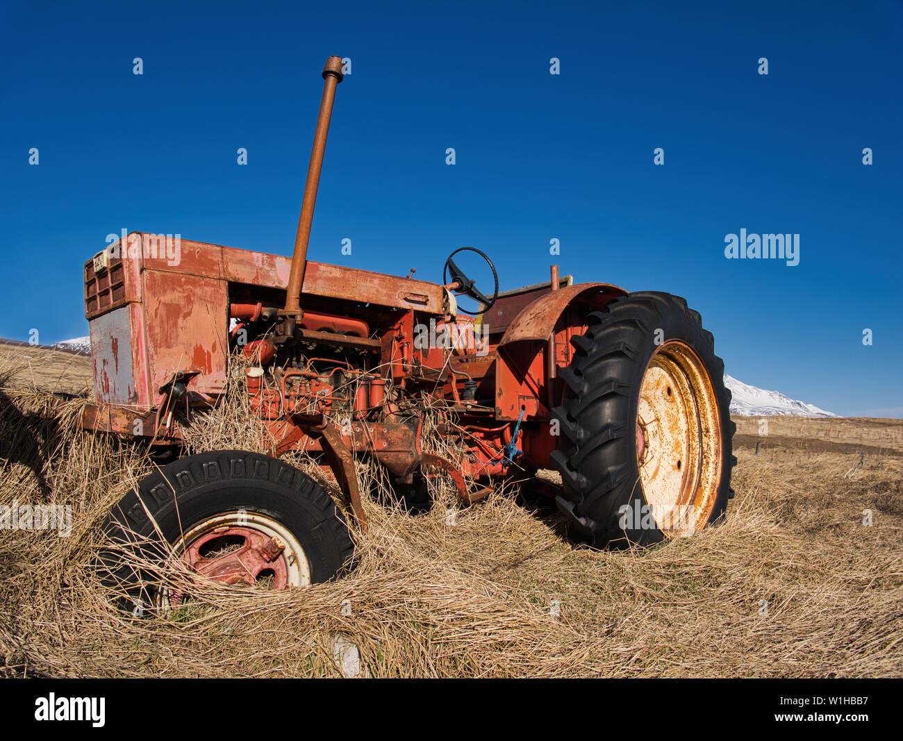 Red old tractor on land hi-res stock photography and images - Alamy
