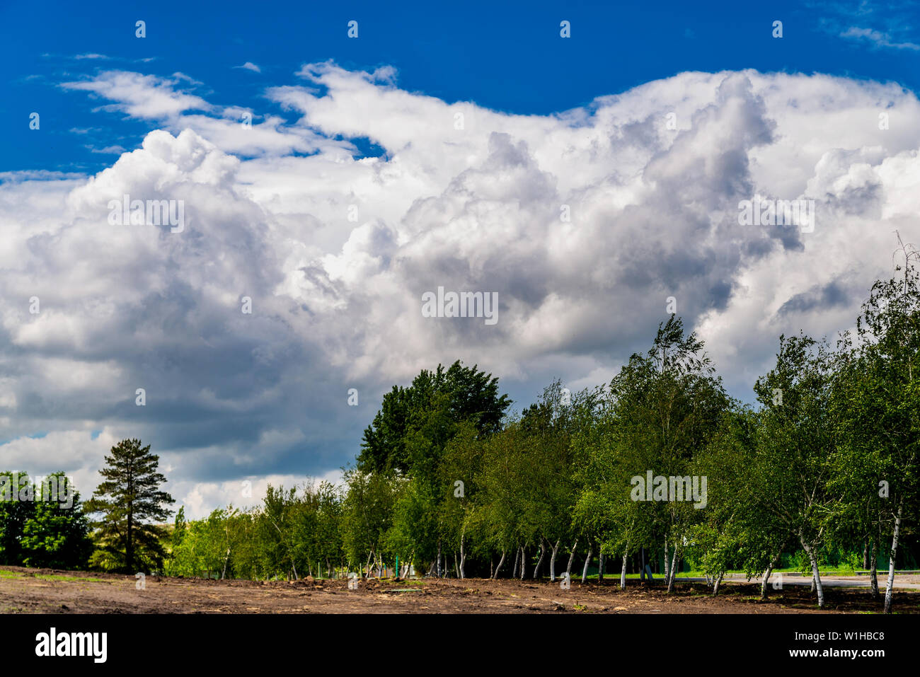 Summer blue skies mountains hi-res stock photography and images - Alamy