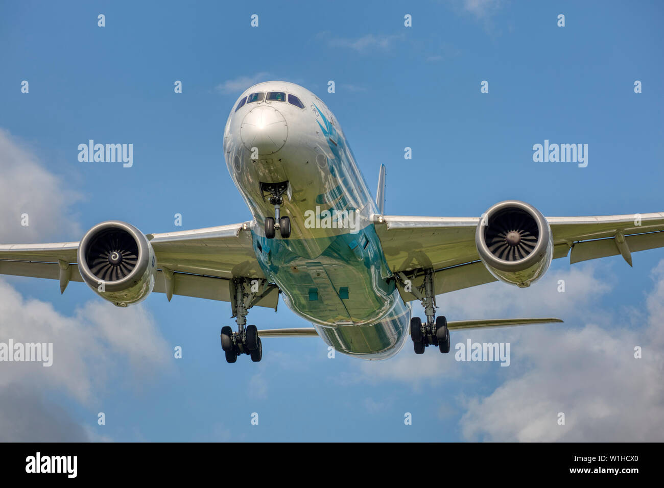 B-2737 China Southern Airlines Boeing 787-8 Dreamliner approaching London Heathrow airport after a long-haul flight. Stock Photo