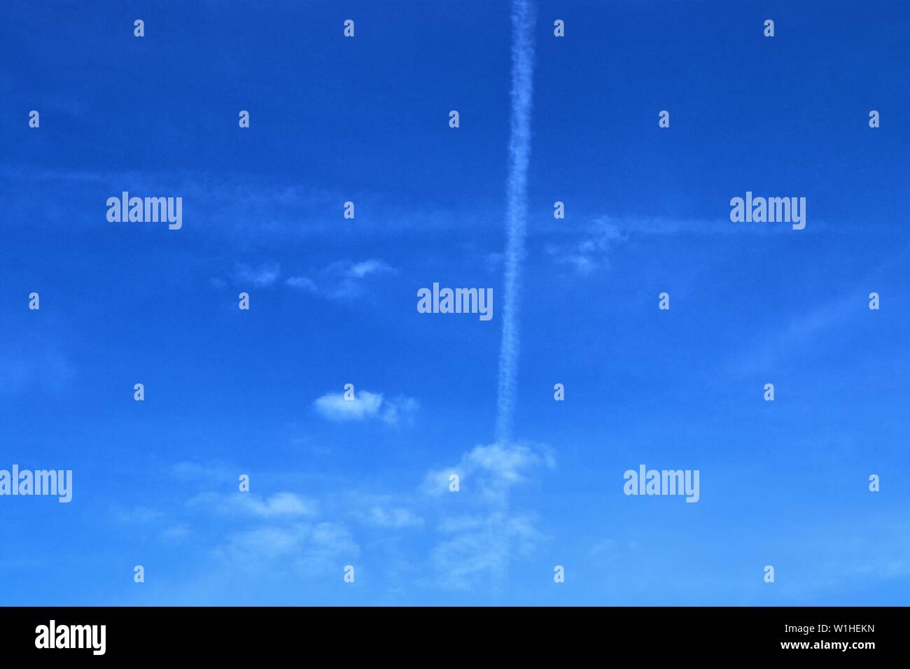 Airplane flying on deep blue hi-res stock photography and images - Alamy