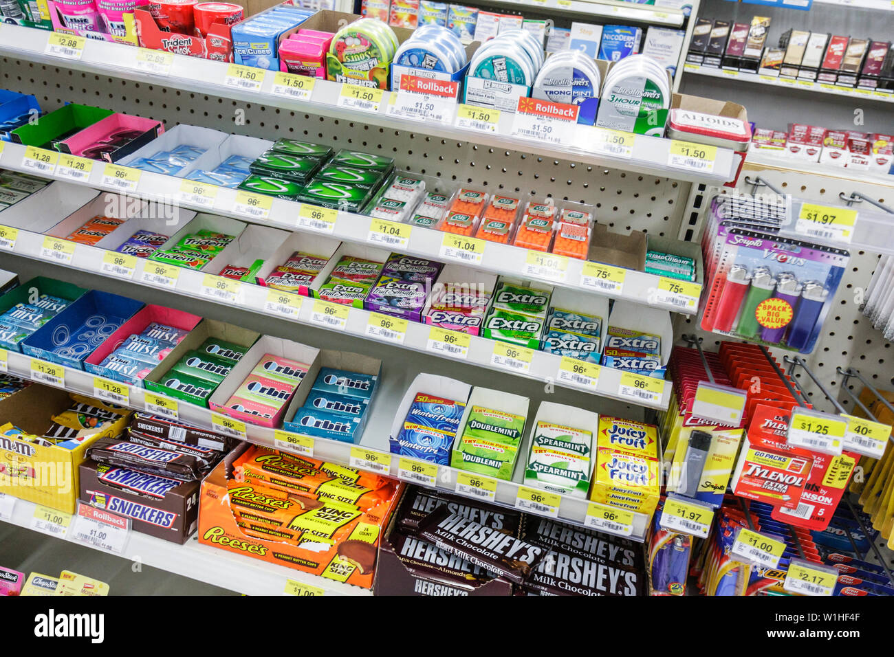 Naples Florida,Walmart Big-Box,global company,chain,discount department  store,retail,checkout aisle,gum,mint,chocolate bar  bars,packaging,competition Stock Photo - Alamy