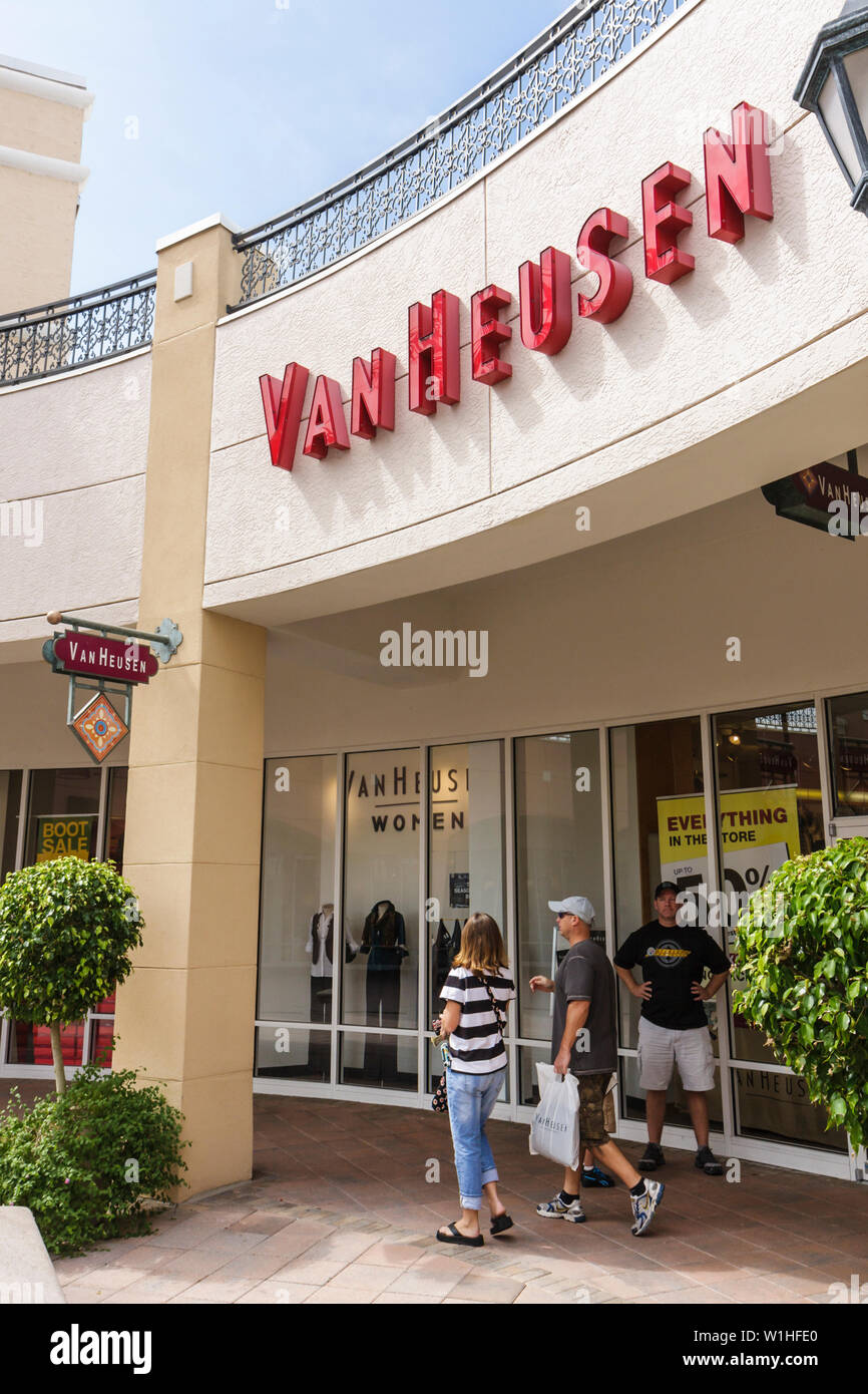 Shoppers women sign logo mall hires stock photography and images Alamy