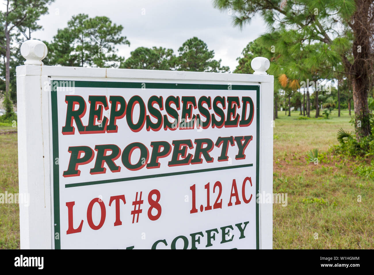 Florida Indian River County,Vero Beach,sign,repossessed property,bank credit crisis,mortgage,economy,loss,lot,financing,FL091025035 Stock Photo