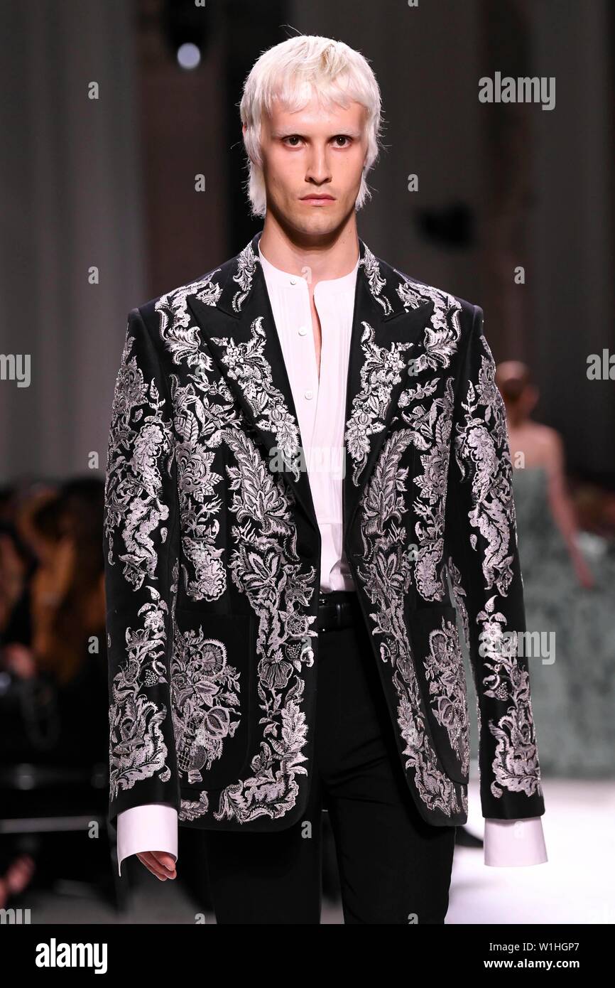 Paris, France. 02nd July, 2019. GIVENCHY AW 2019-20 Runway during Haute  Couture Autumn Winter 2019/20 Collection - Paris, France 02/07/2019 | usage  worldwide Credit: dpa/Alamy Live News Stock Photo - Alamy