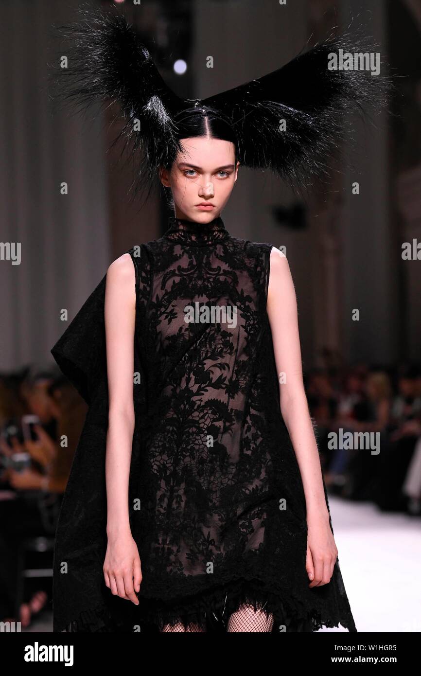 Givenchy haute couture hi-res stock photography and images - Alamy