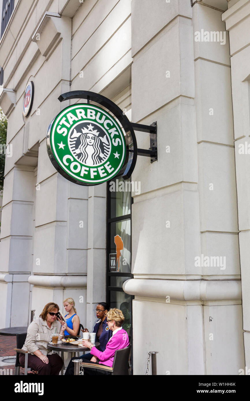 Page 2 Starbucks Barista Making Coffee High Resolution Stock Photography And Images Alamy