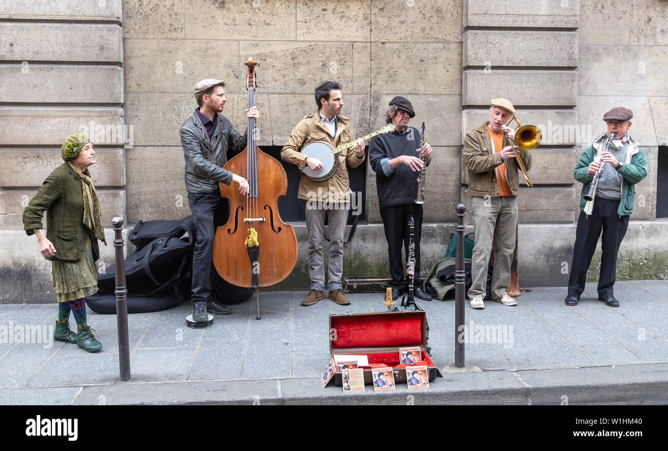 Paris, France - April 21, 2014: Parisian street musicians performing on a  Sunday at Le Marais district, Paris Stock Photo - Alamy
