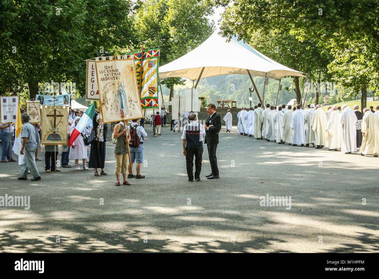 LOURDES, FRANCE - AUGUST 22, 2006: Pilgrims, priests and volunteers getting ready for a procession to the Virgin Mary (Vierge Marie) in Notre Dame de Stock Photo