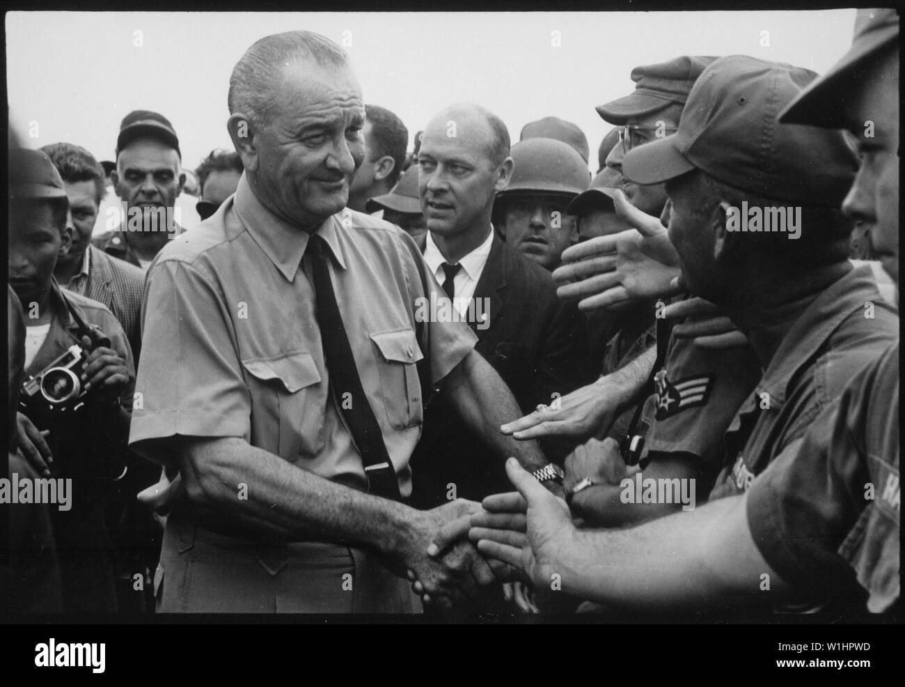 President lyndon b johnson 1966 hi-res stock photography and images - Alamy