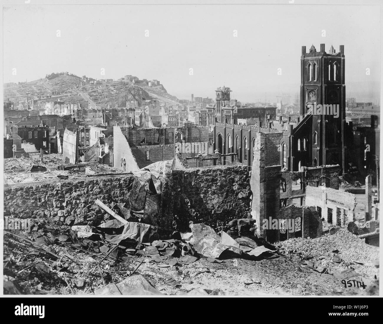 San Francisco Earthquake of 1906: Area north of California street in the vicinity of Grant Avenue showing Telegraph Hill in the distance. The church standing on the right is Saint Mary's Church, entrance to Chinatown. The area adjacent to Saint Mary's Church,showing a crumpled tower or steeple is the Hall of Justice on Kearny and Clay Streets Stock Photo