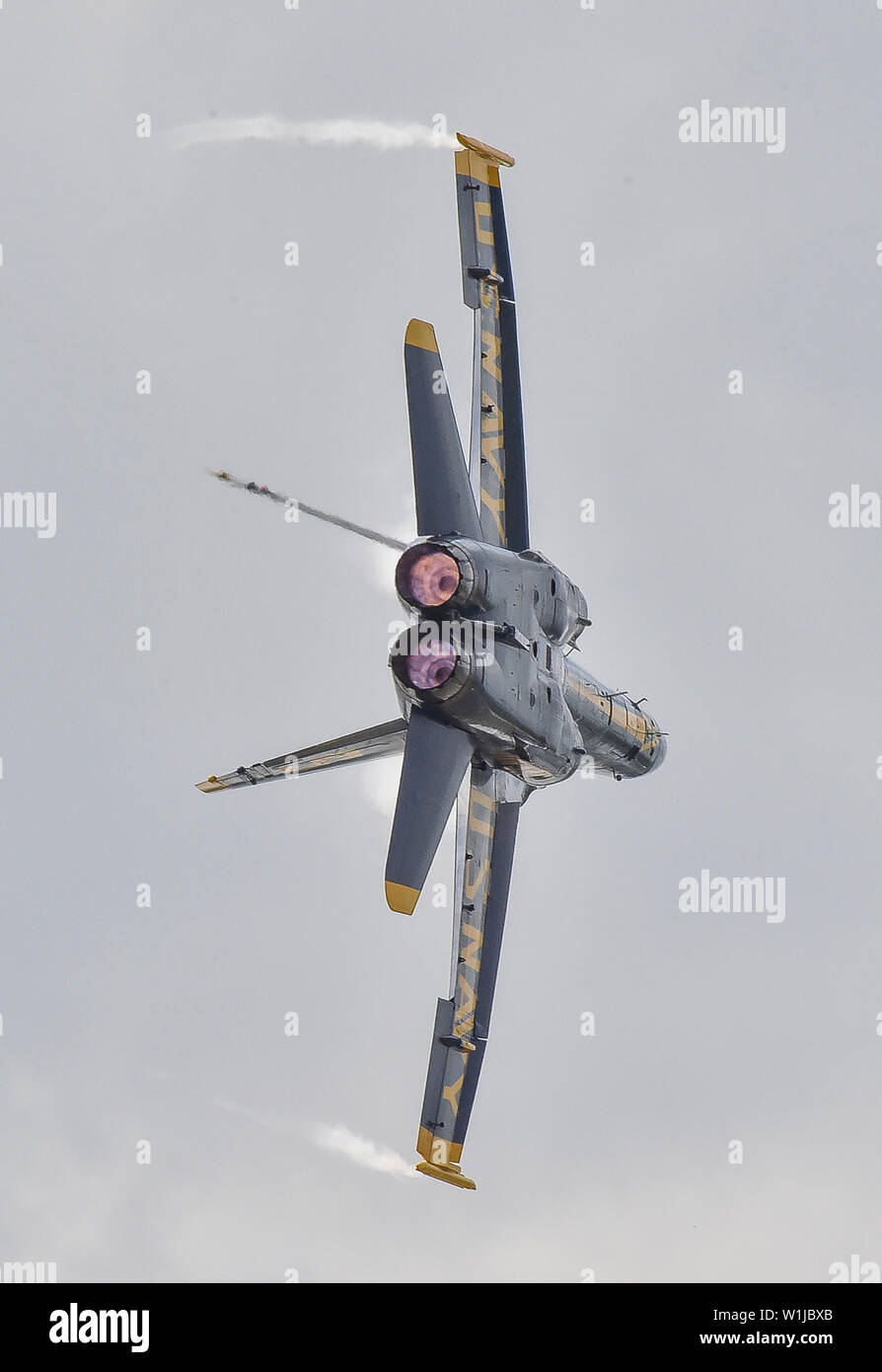 190629-N-UK306-1058 DAVENPORT, Iowa (June 29, 2019) Lt. Cmdr. Brandon Hempler, lead solo pilot assigned to the U.S. Navy Flight Demonstration Squadron, the Blue Angels, performs the minimum-radius turn maneuver during a demonstration at the Quad City Air Show at the Davenport Municipal Airport in Davenport, Iowa. The team is scheduled to conduct 61 flight demonstrations at 32 locations across the country to showcase the pride and professionalism of the U.S. Navy and Marine Corps to the American and Canadian public in 2019. (U.S. Navy photo by Mass Communication Specialist 2nd Class Timothy Sch Stock Photo