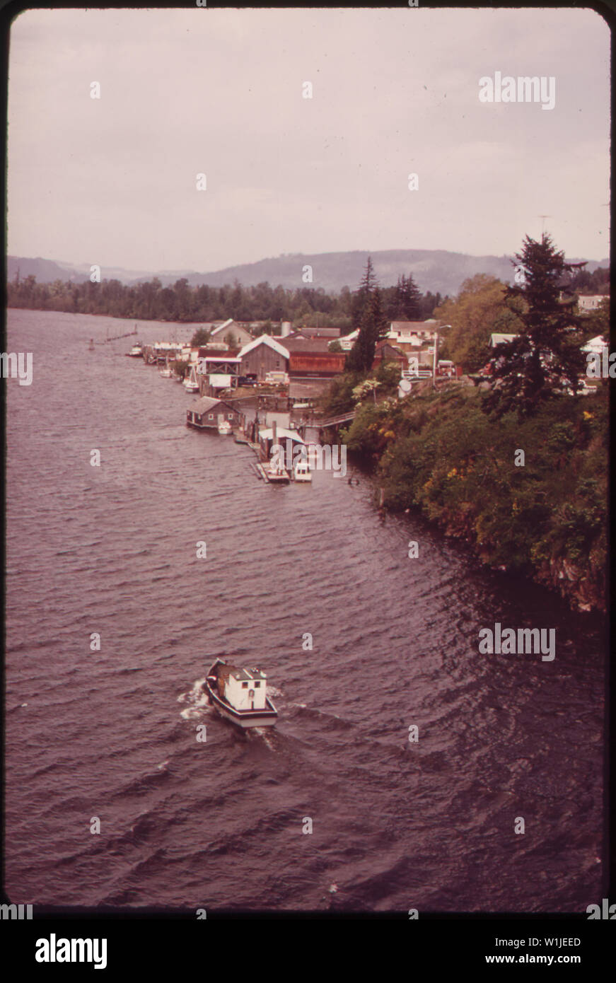 THE RIVERSIDE TOWN OF CATHLAMET BOASTS A POPULATION OF 656 Stock Photo