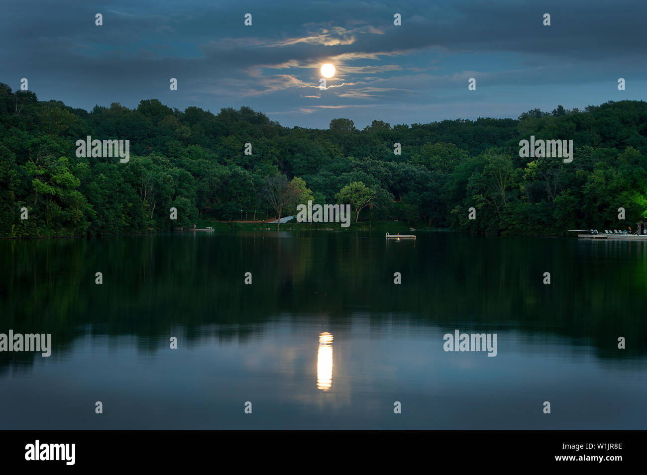 A super moon full moon rises over the still waters of Black Swan Lake in  Shawnee Mission, Kansas just west of Kansas City. (c) 2014 Tom Kelly Stock  Photo - Alamy