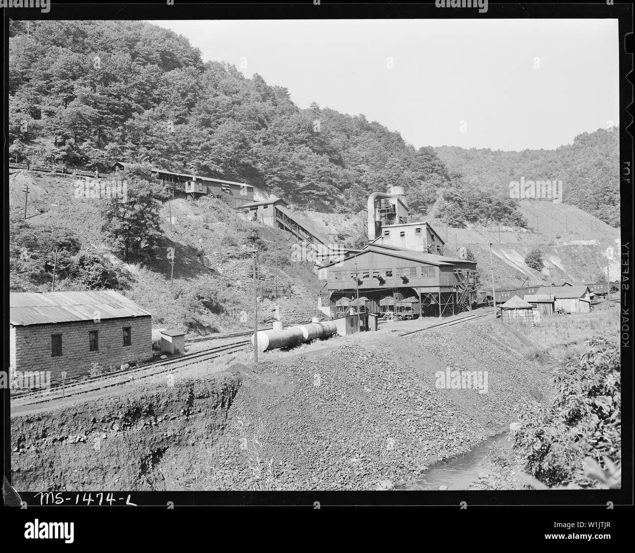 Tipple. This mine produces 1000 tons daily. Gilliam Coal and Coke Company, Gilliam Mine, Gilliam