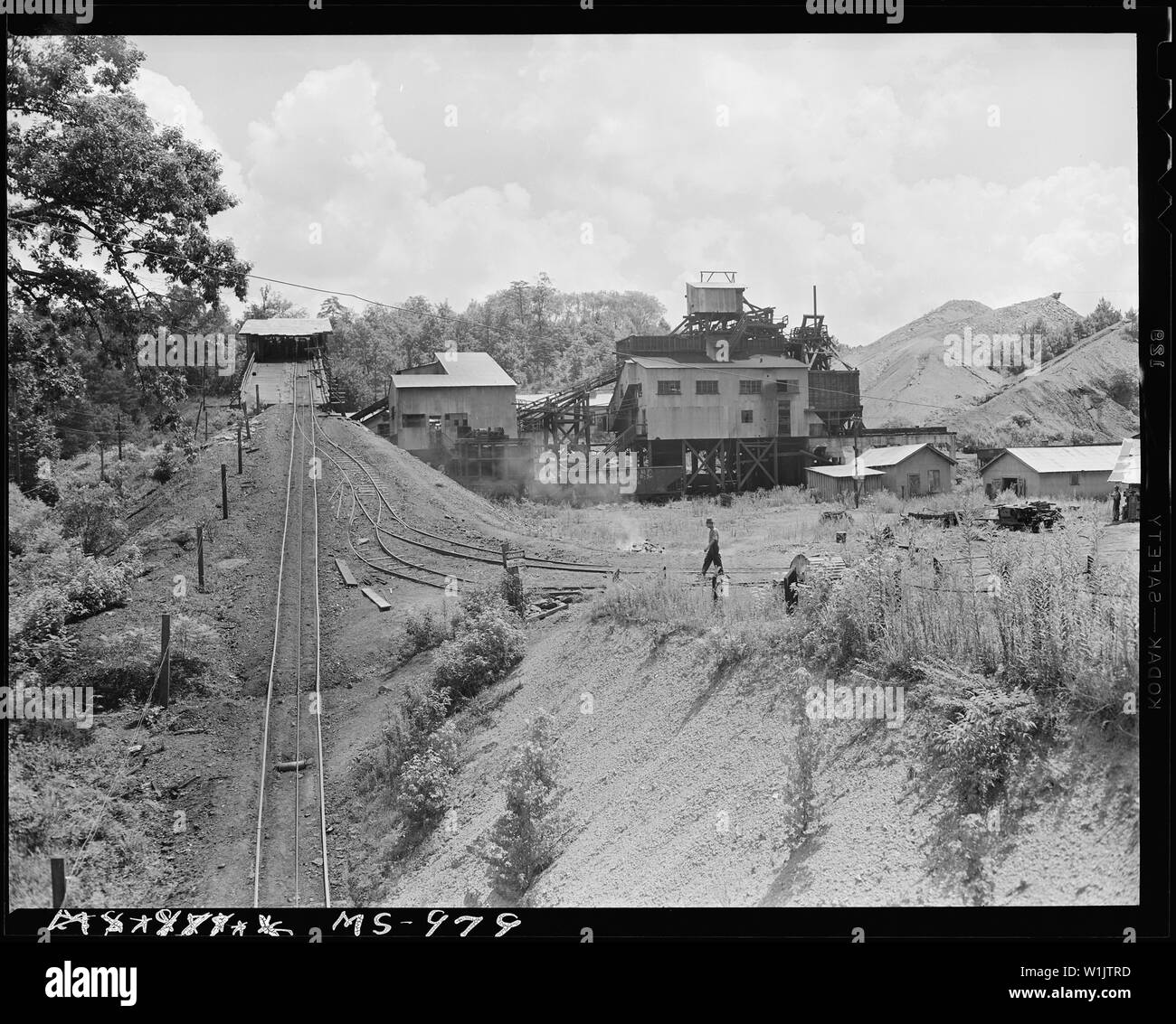 Tipple and slag beaks at the mine. Consolidated Coal Company, Bankhead