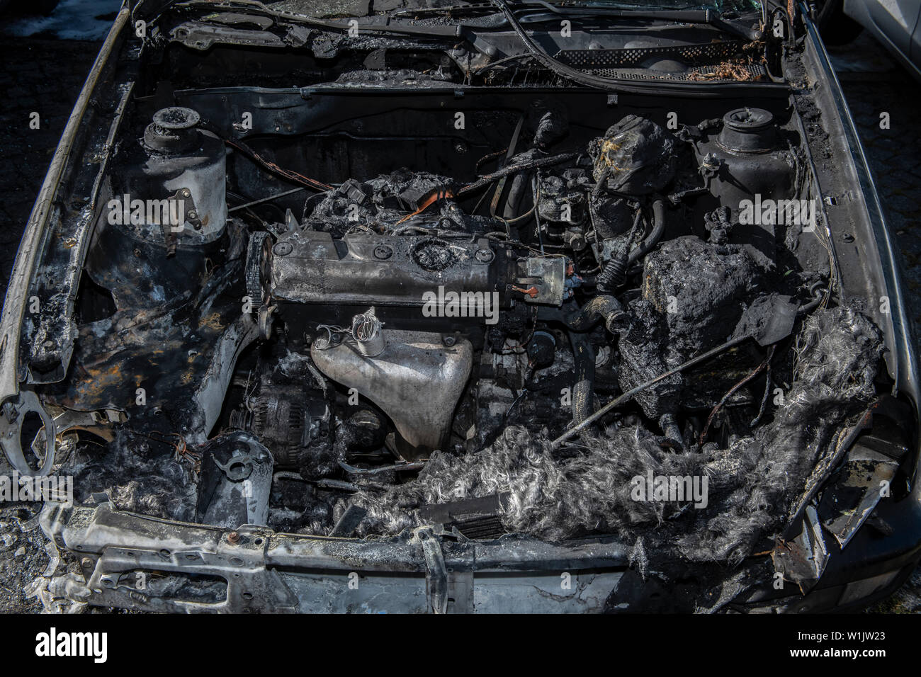 Berlin, Germany. 03rd July, 2019. The engine block of a car in the Hansaviertel on Bartningallee has burnt out. A total of five cars were set on fire there during the night. The police are assuming arson. Last night, six vehicles were already on fire in Berlin. Credit: Paul Zinken/dpa/Alamy Live News Stock Photo