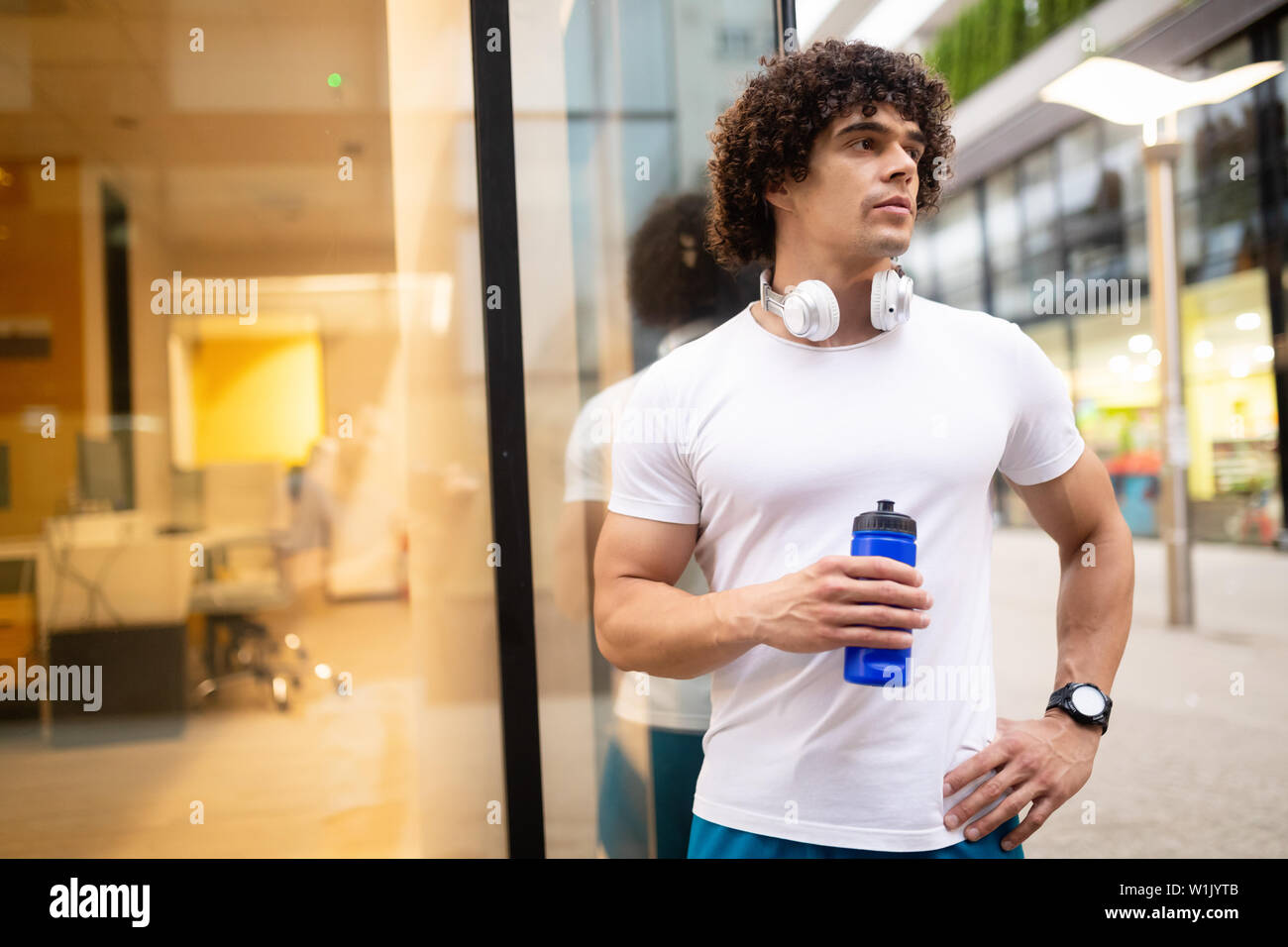 Portrait of fit and sporty young man outdoor Stock Photo - Alamy
