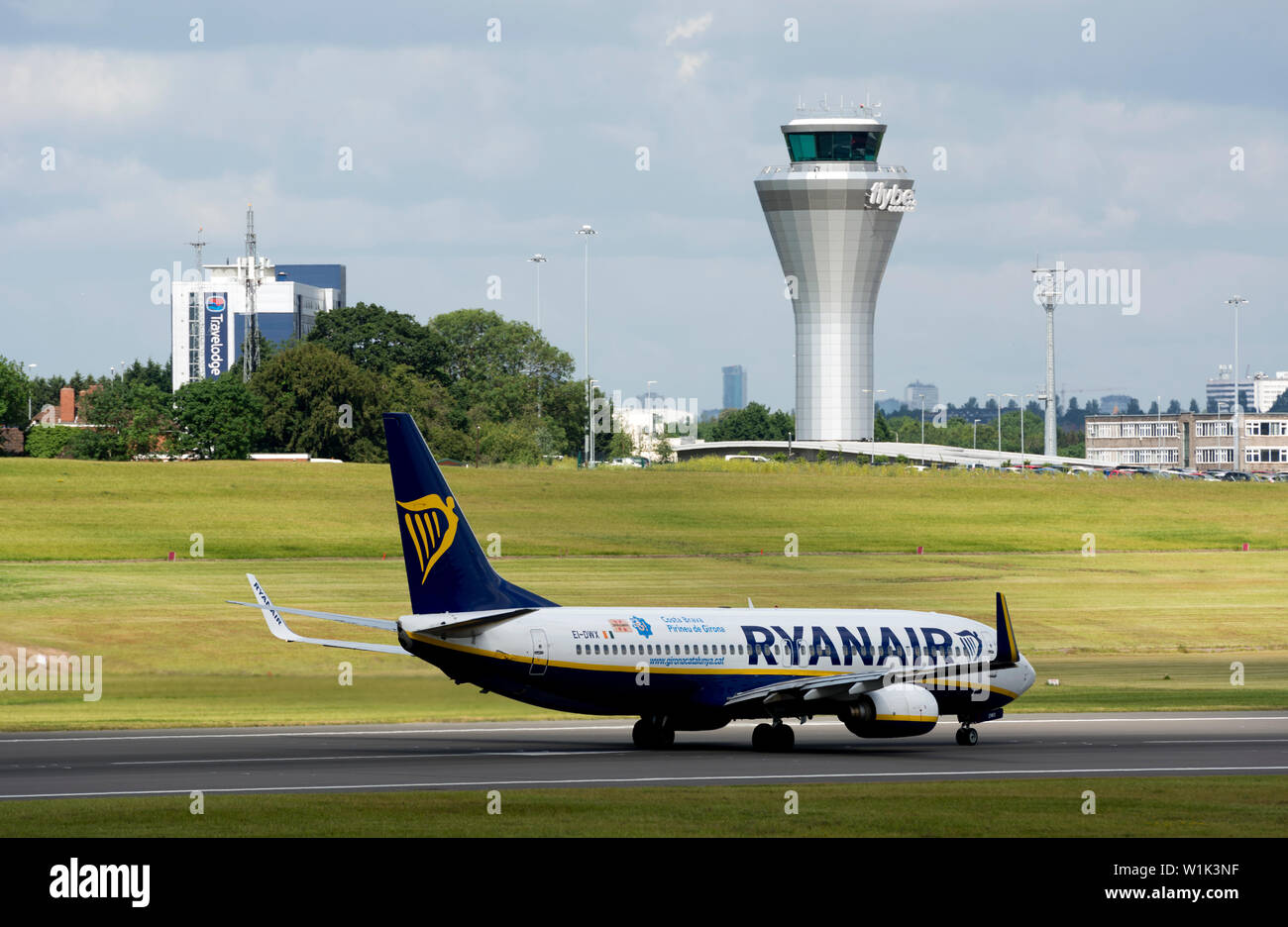 Ryanair Boeing 737-8AS taking off at Birmingham Airport, UK (EI-DWX) Stock Photo