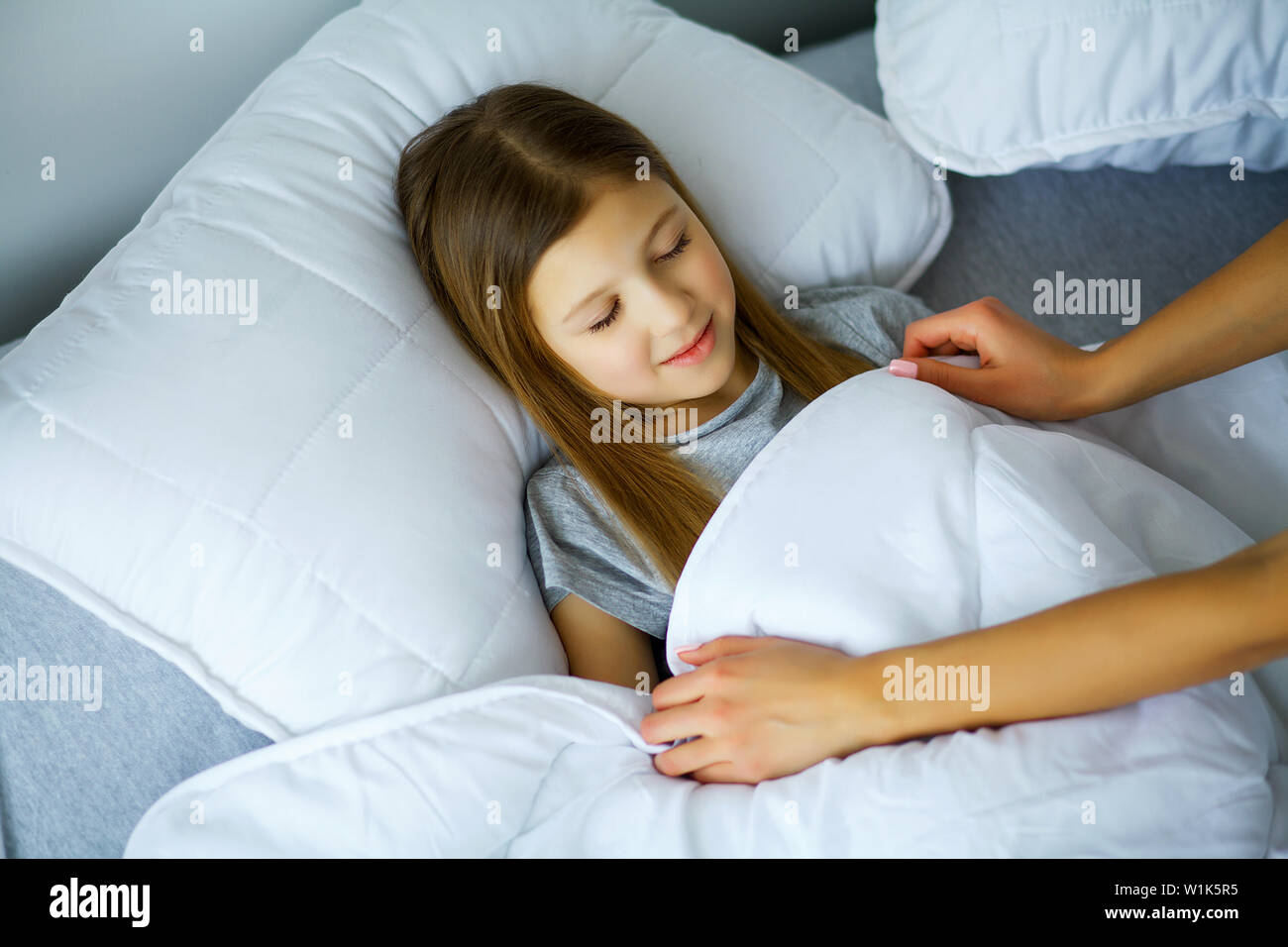 Под одеялом спящих мам. Укрывает ребенка одеялом. Мама укрывает ребенка одеялом. Ребенок накрыт одеялом.