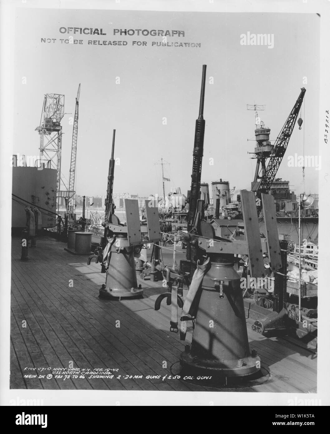 USS North Carolina, Main deck (P) FRS 73 to 86, showing 2 20mm guns & 2 .50 cal guns, Navy Yard, NY; Deck guns of the USS North Carolina. Box: 19LCM, BB-55 to BB-56; Folder: BS 29207 - 29225  BS 29212; F-1110-C-710 Stock Photo