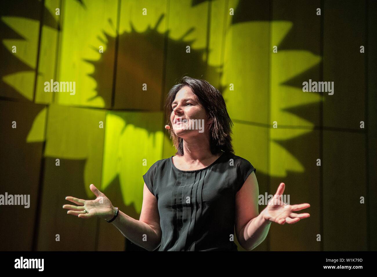 Neuss, Deutschland. 14th June, 2019. Annalena BAERBOCK, Annalena Charlotte  Alma Baerbock, Federal Chairman, speaking in front of a sunflower, gesture,  gesture; Ordinary delegate conference of the federal government 90/Die  Gruenen NRW, on