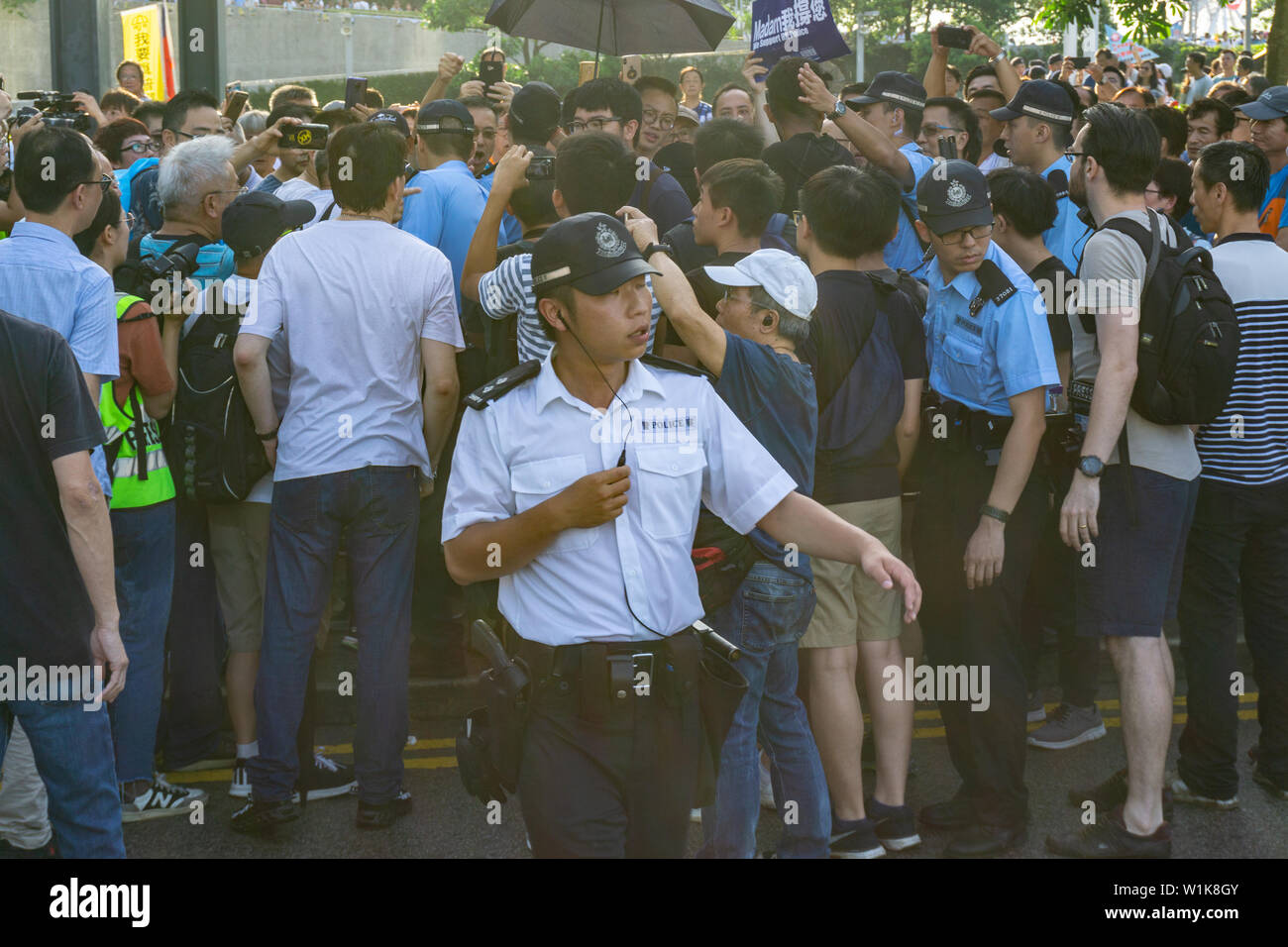 Scuffle at Hong Kong counter protest: pro police protesters scuffle with anti extradition protesters Stock Photo