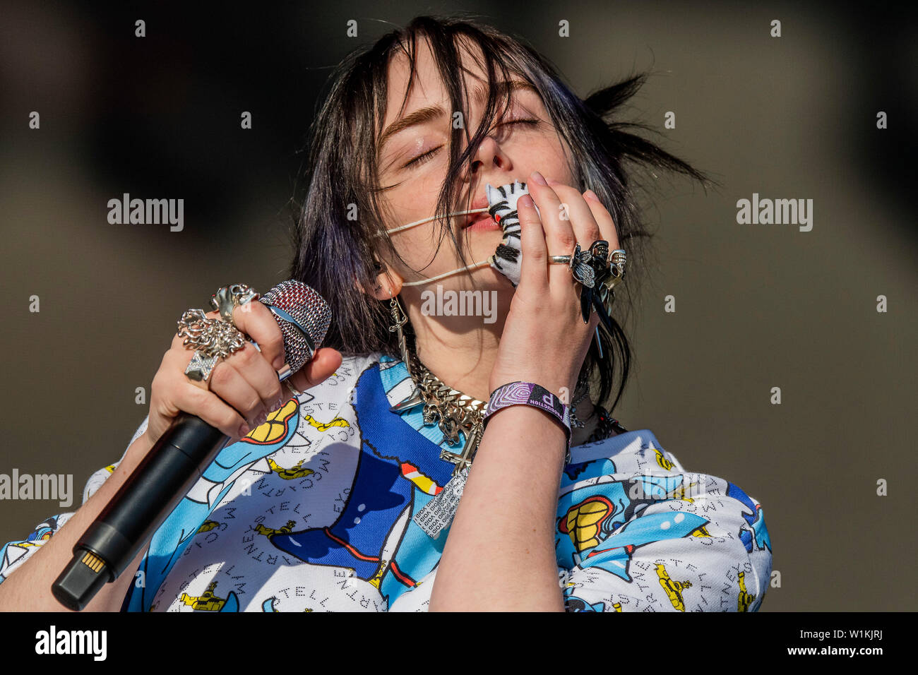 Billie Eilish's blue hair and outfit at the 2019 Glastonbury Festival - wide 7