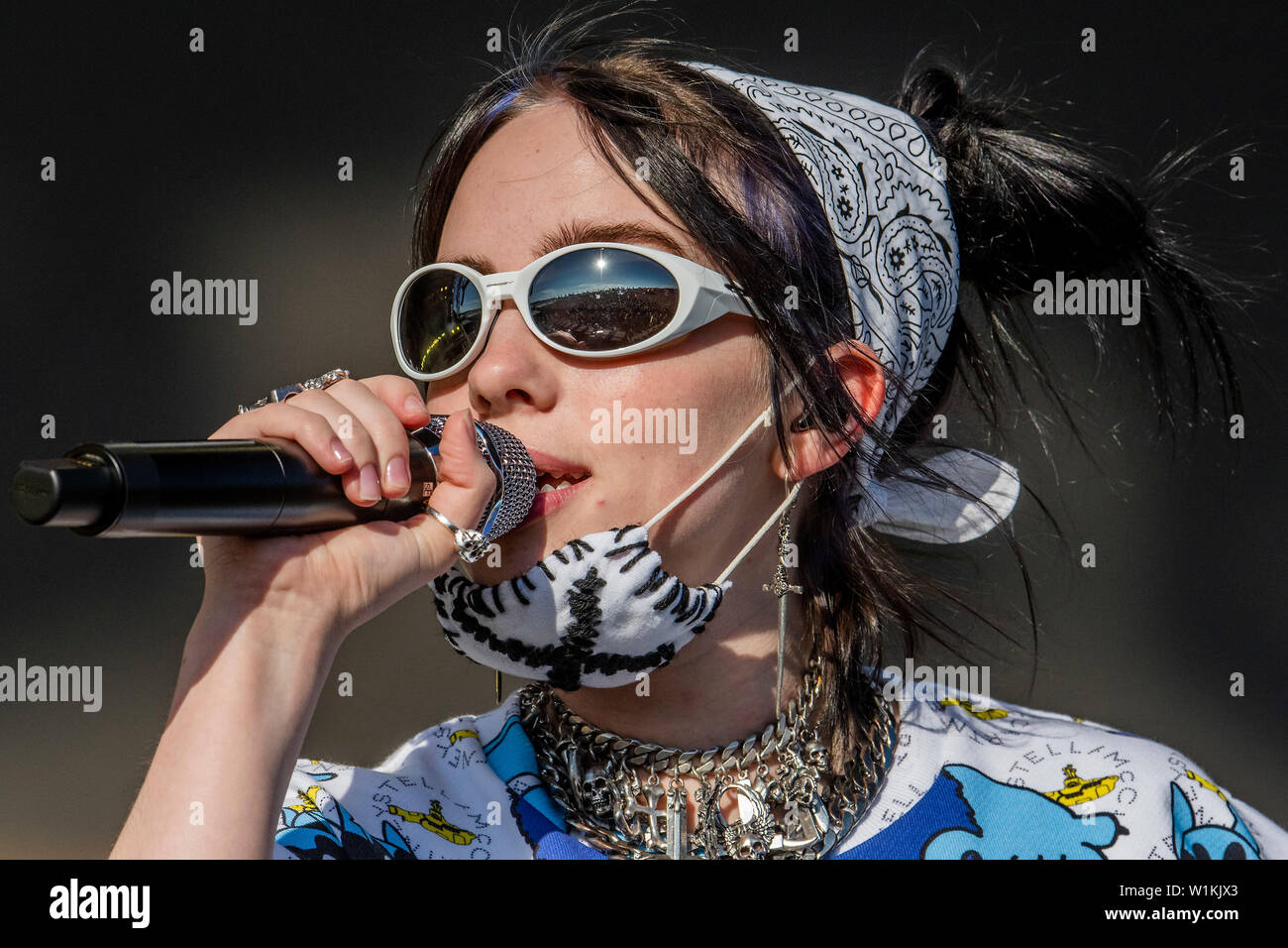 Billie Eilish's blue hair and outfit at the 2019 Glastonbury Festival - wide 10