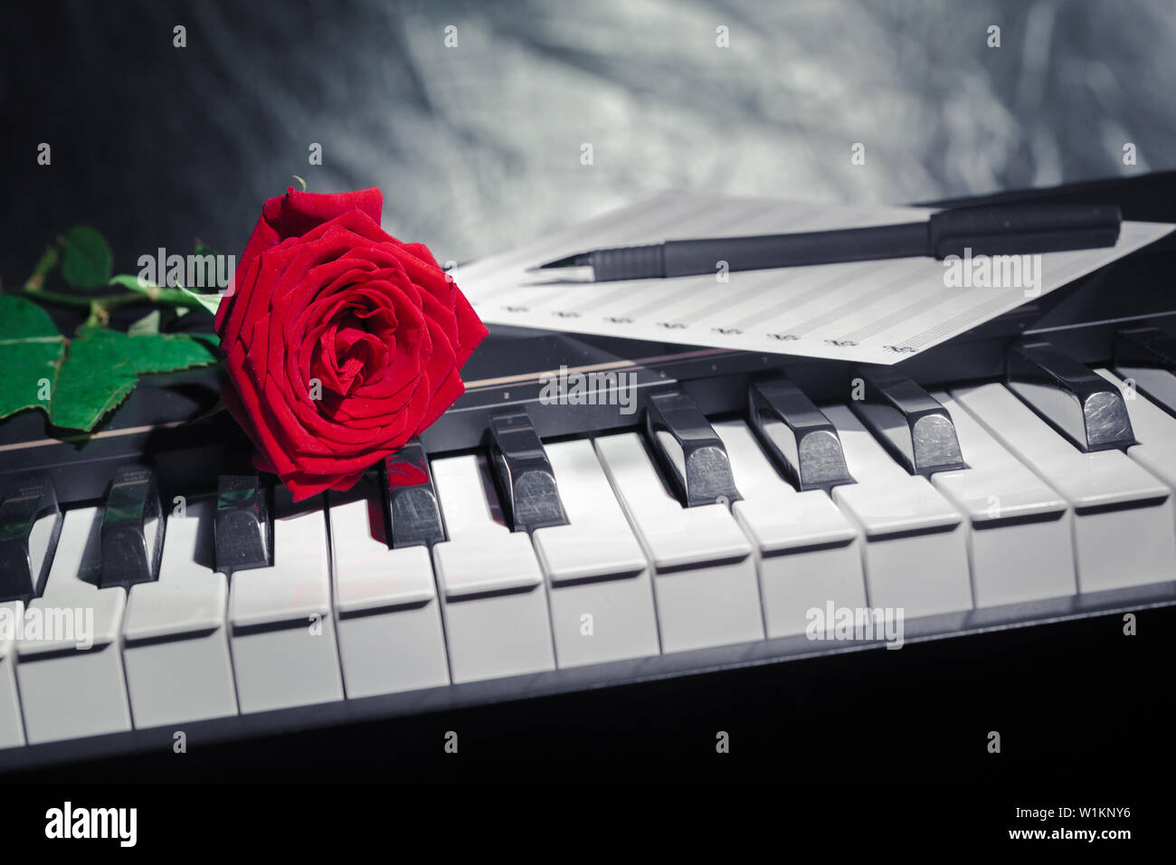 На клавишах тургенева. Клавиши фортепиано. Цветы на клавишах пианино.
