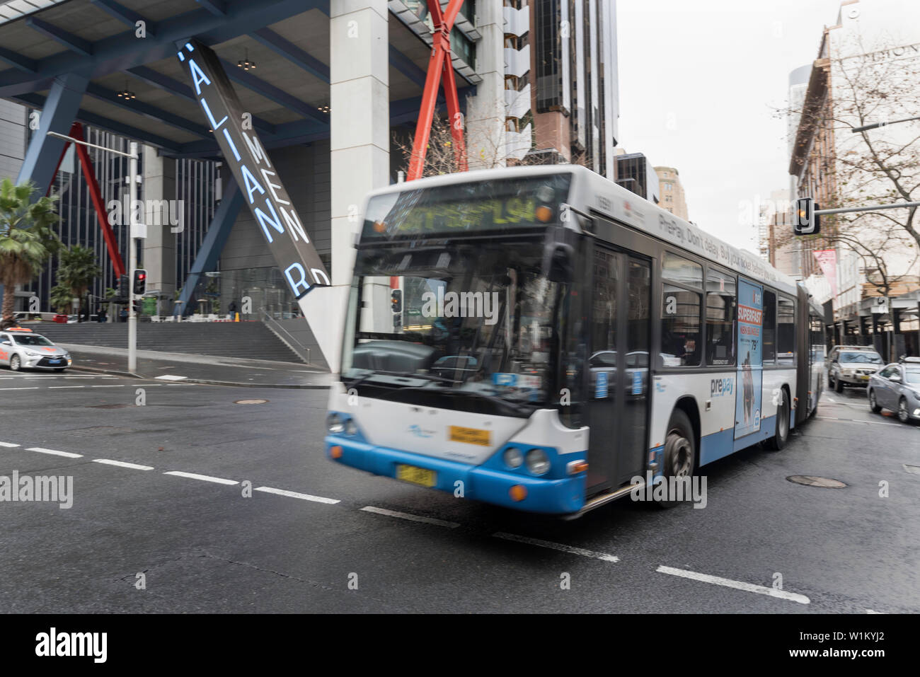 Articulated bus hires stock photography and images Alamy