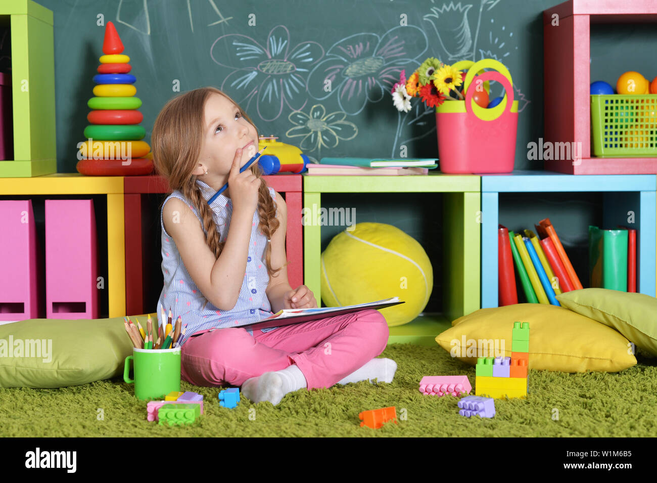 Portrait of little girl drawing with pencils Stock Photo - Alamy