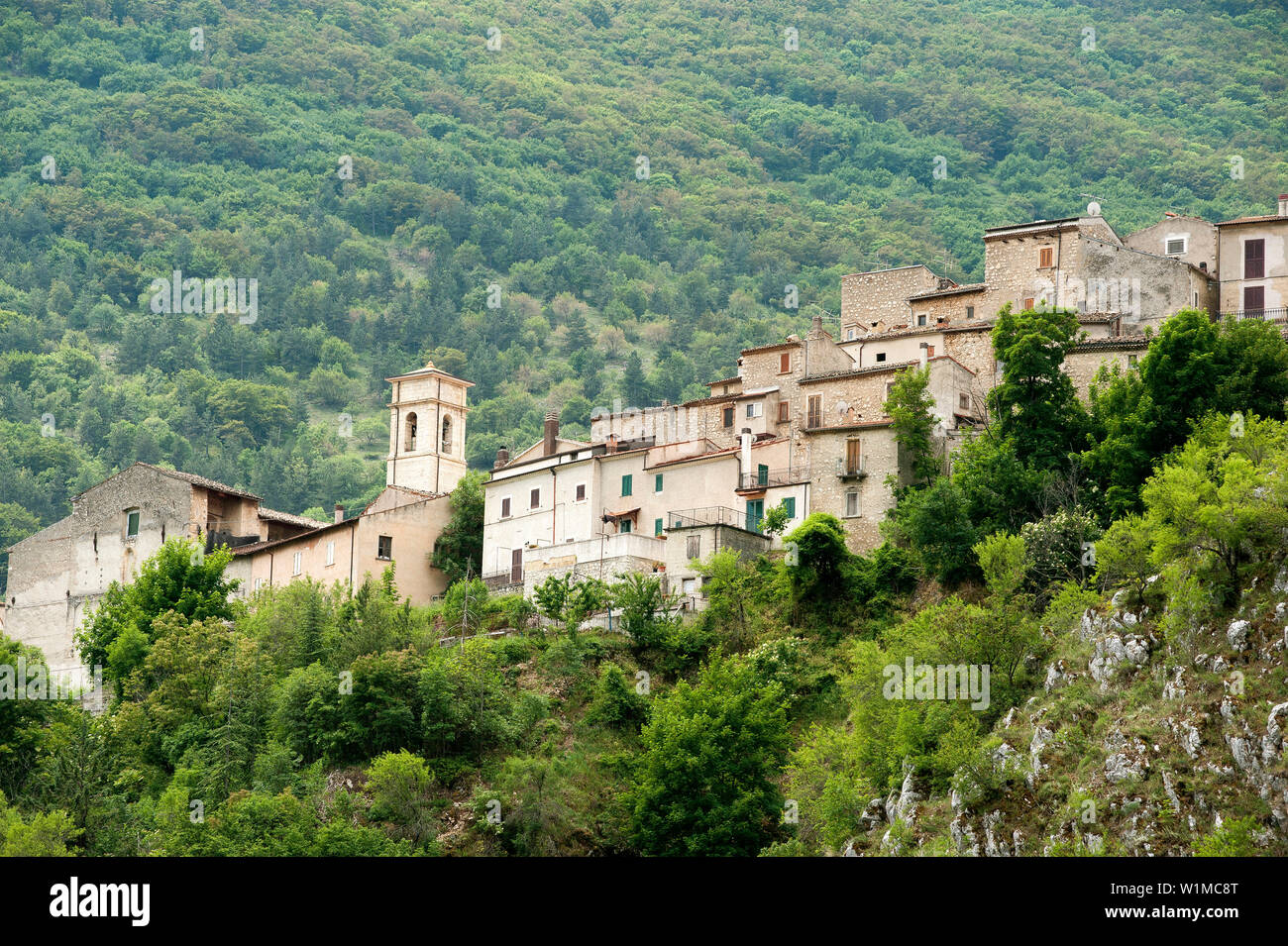 The old mountain village of Villalago high above Lake Scanno Stock Photo
