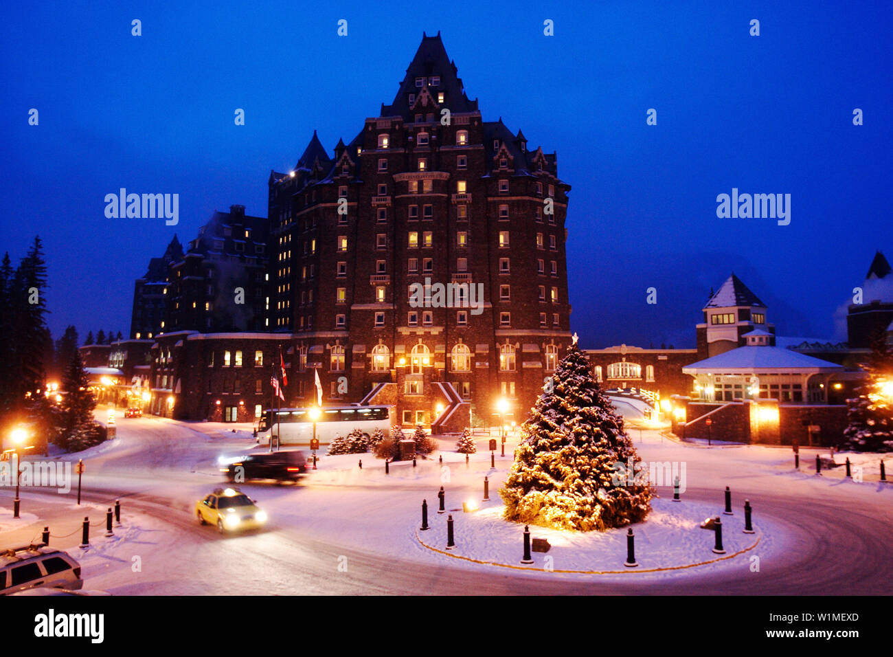 A Big House Building And A Christmas Tree In The Winter Evening Banff Fairmont Springs Hotel Rocky Mountains Alberta Canada North Amerika Stock Photo Alamy