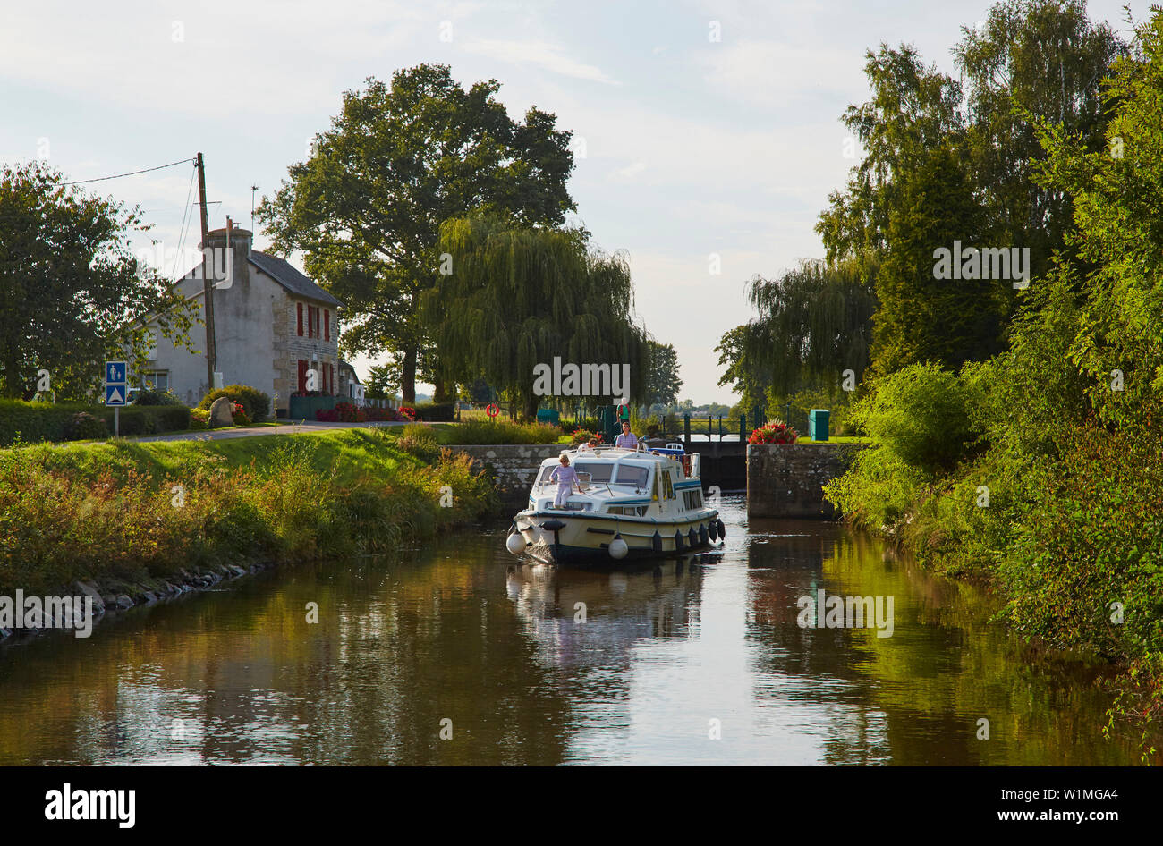 By houseboat at lock 22, Rieux, River Oust and, Canal de Nantes à Brest, Departement Morbihan, Brittany, France, Europe Stock Photo