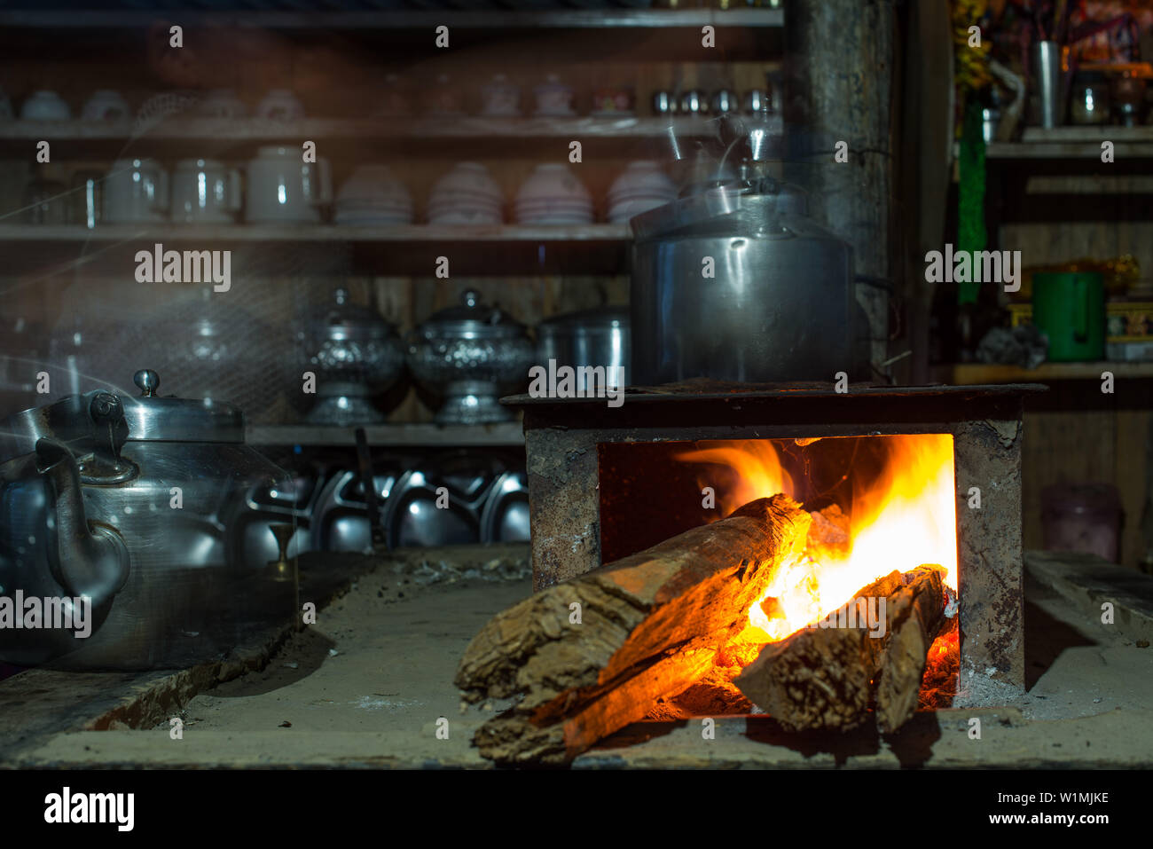 Typical Tibetan Kitchen Fire Woodfire Clay Stove At The Annapurna Circuit Trek Nepal Himalaya Asia Stock Photo Alamy