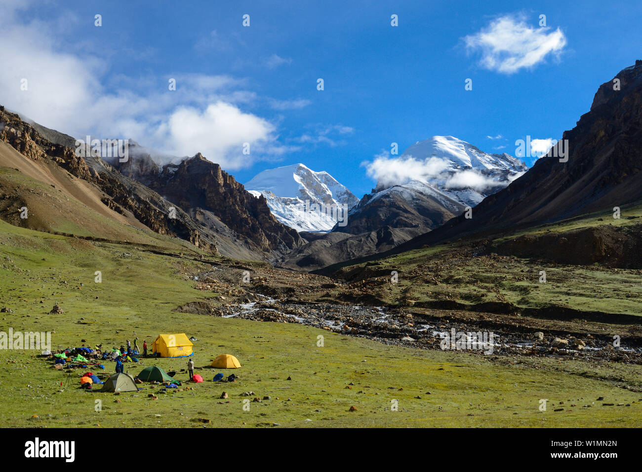 High Camp, Base Camp on 4900 m next to the stream Labse Khola on the way from Nar over Teri Tal to Mustang with views of Khumjungar Himal left (6759 m Stock Photo